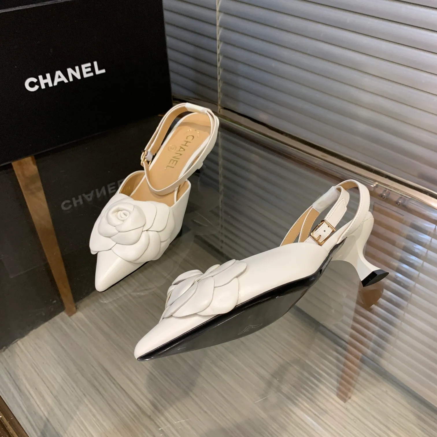 👟👟Ex-factory price 600👟👟 🍀Chanel's new flagship series of sandals in the counter are newly released 2022S summer series, exquisite retro shoes, the latest camellia flower design of Jindian Xiaoxiang on the upper is exquisite and fashionable, a popular model among domestic and foreign bloggers Upper: original Italian imported sheepskin original one-to-one sheepskin handmade camellia🌸 Inner lining: imported mixed sheepskin lining Outsole: Genuine leather outsole imported from Italy Size number: 35-39 (40, 41 customization is non-returnable) Heel height: 4cm Delivered with luxurious latest counter packaging
